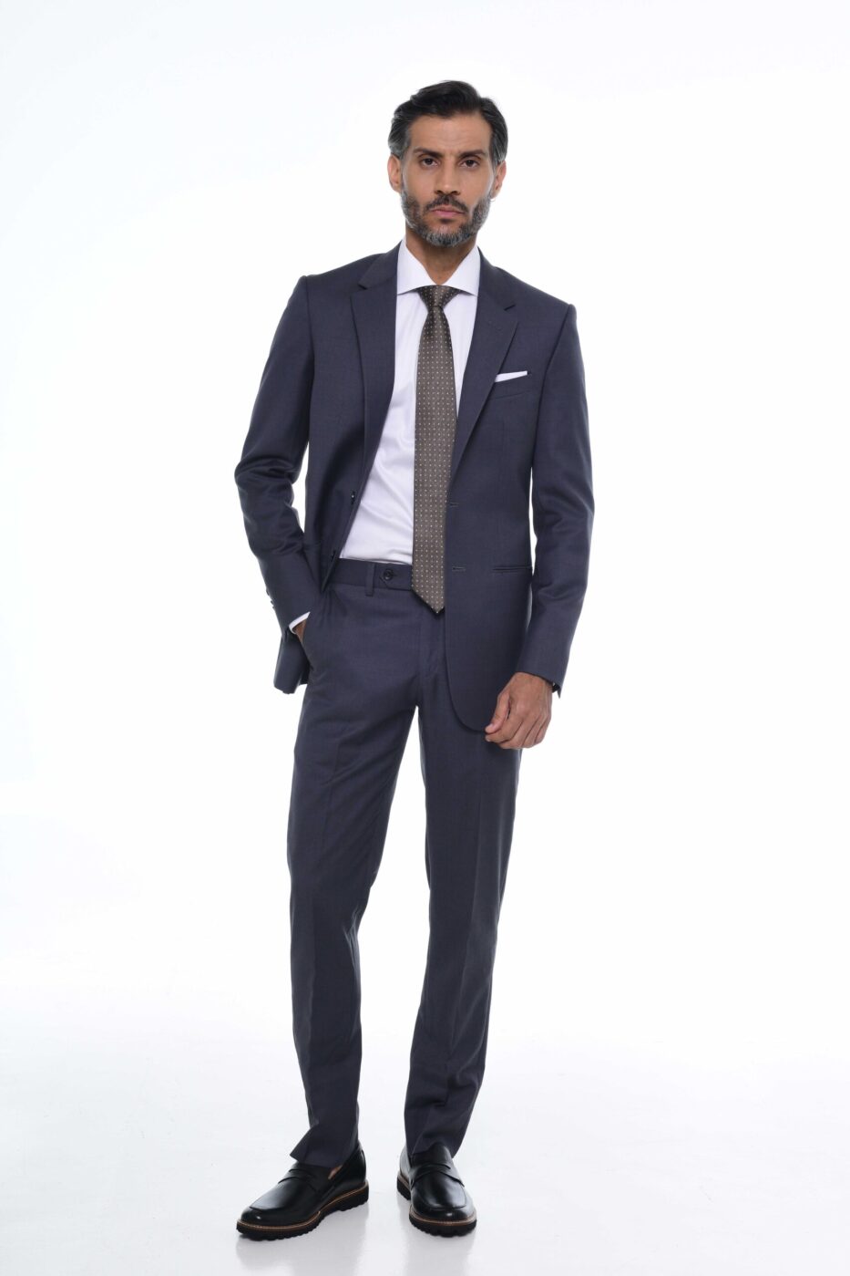 Traje para hombre en mezcla de lana. Chaqueta clásica y pantalón semi slim fit con elegancia y confort.
