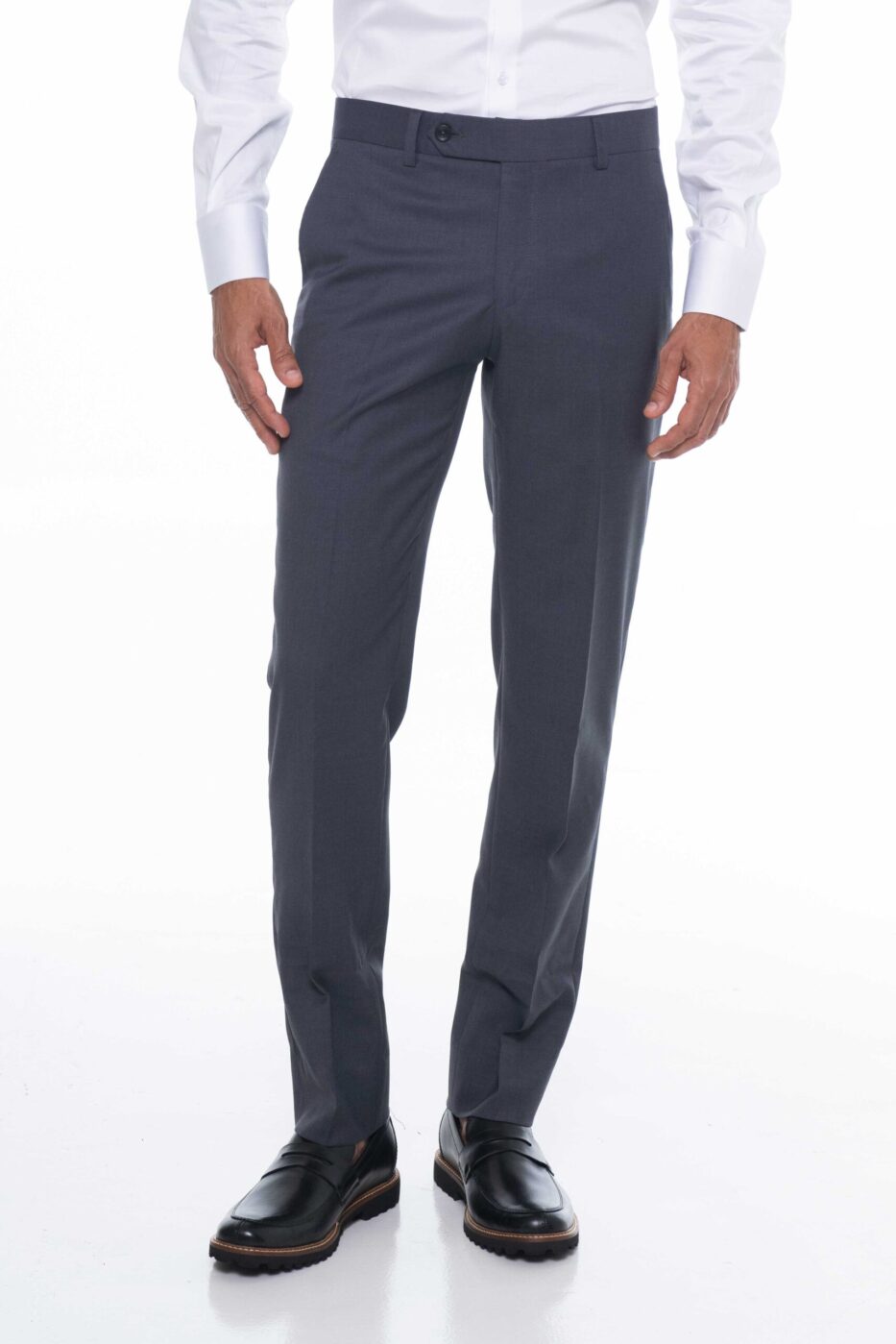 Traje para hombre en mezcla de lana. Chaqueta clásica y pantalón semi slim fit con elegancia y confort.