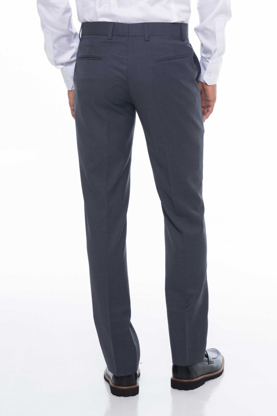 Traje para hombre en mezcla de lana. Chaqueta clásica y pantalón semi slim fit con elegancia y confort.